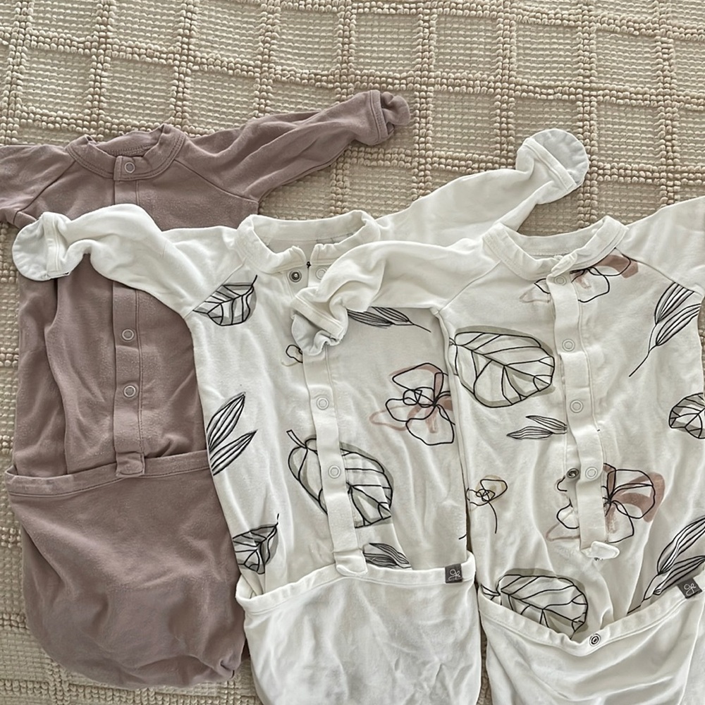 3 Goumi baby gowns / size 0-3
